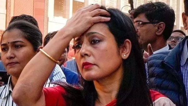 বিমানে “চোর চোর” শ্লোগান দেওয়া যাত্রীদের উপর বেজায় চটেছেন তৃণমূল সাংসদ মহুয়া মৈত্র 