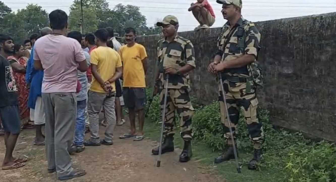 মন্দিরের জমি দখল করে তৃণমূলের কার্যালয় ! বিজেপি ক্ষমতায় আসতেই জমি ফেরাতে আসরে নামলো গ্রামবাসী 