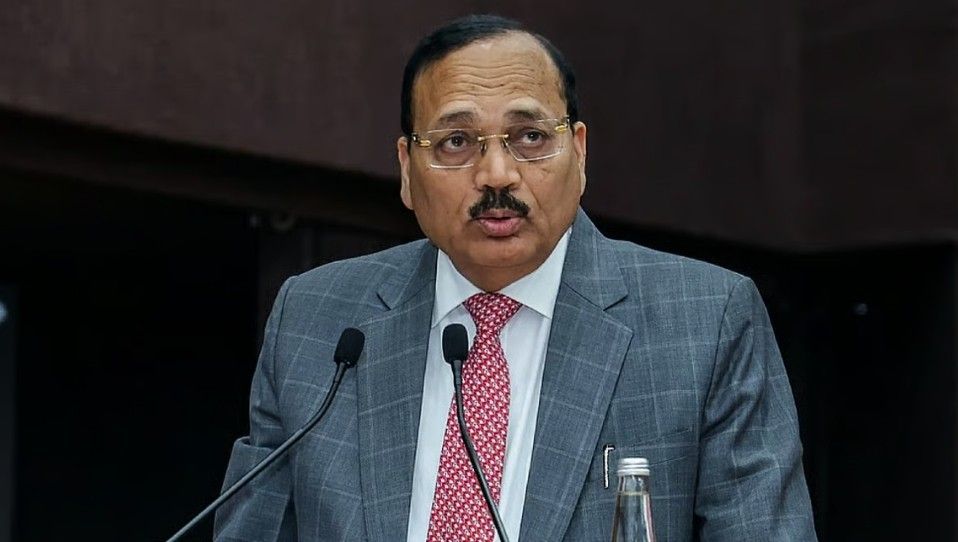 কিছু বেকার মানুষ গণমাধ্যম ও আন্দোলনকর্মীর ছদ্মবেশে তেলাপোকার মতো ব্যবস্থার ওপর ঝাঁপিয়ে পড়ে : প্রধান বিচারপতি সূর্যকান্ত