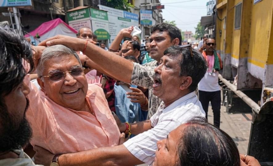 অভিষেক ব্যানার্জির পর এবার গনরোষের মুখে পড়তে হল কল্যাণ ব্যানার্জিকে