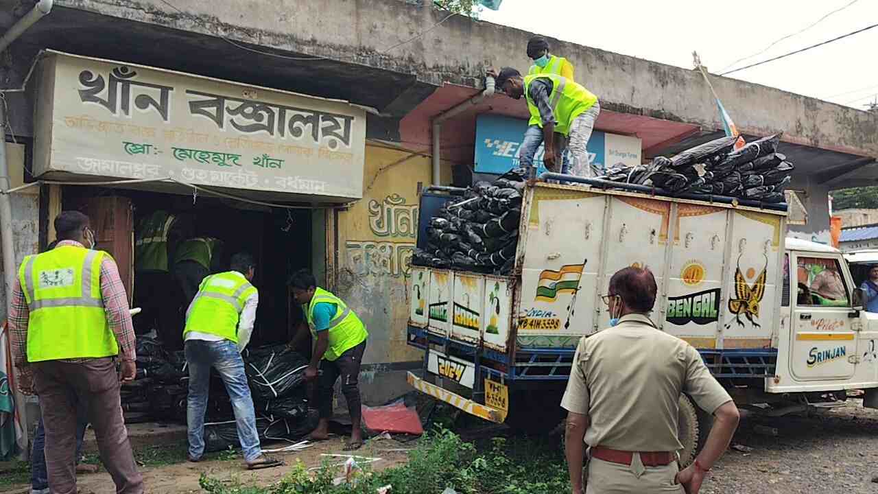 পলাতক তৃণমূল নেতা মেহেমুদ খাঁনের ‘বস্ত্রালয়ে’ নেই একটাও বস্ত্র, উদ্ধার রাশি রাশি ত্রাণের  ত্রিপল ; প্রাক্তন মন্ত্রী স্বপন দেবনাথের পার্টি অফিস থেকেও প্রচুর সরকারী ত্রাণ সামগ্রী উদ্ধার