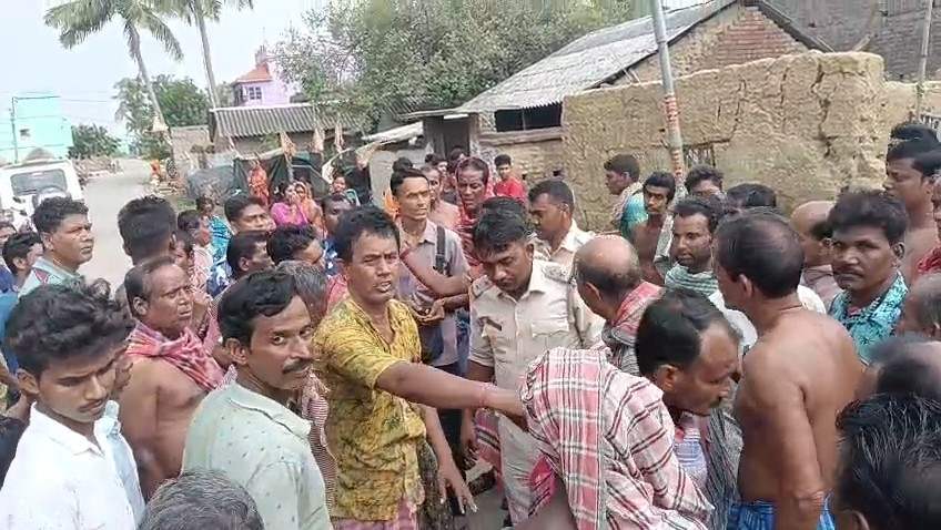 বুকিংয়ের দেড় মাস পরেও গ্যাস না মেলায় ভাতারে গ্যাস এজেন্সির গাড়ি আটকে বিক্ষোভ