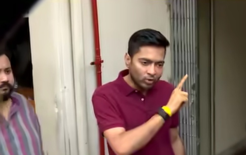 কালীঘাটে অভিষেক ব্যানার্জির বাড়িতে পুলিশের হানা, আপ্তসহায়কের খোঁজে তল্লাশি 