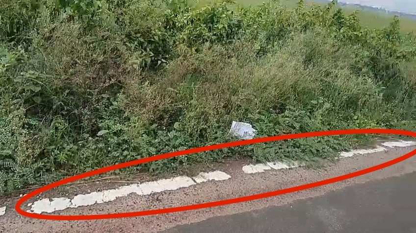 আউশগ্রামে তৃণমূল শাসিত একাধিক পঞ্চায়েতের প্রচুর নথিপত্র পড়ে থাকতে দেখা গেল  সড়ক পথের দু’ধারে