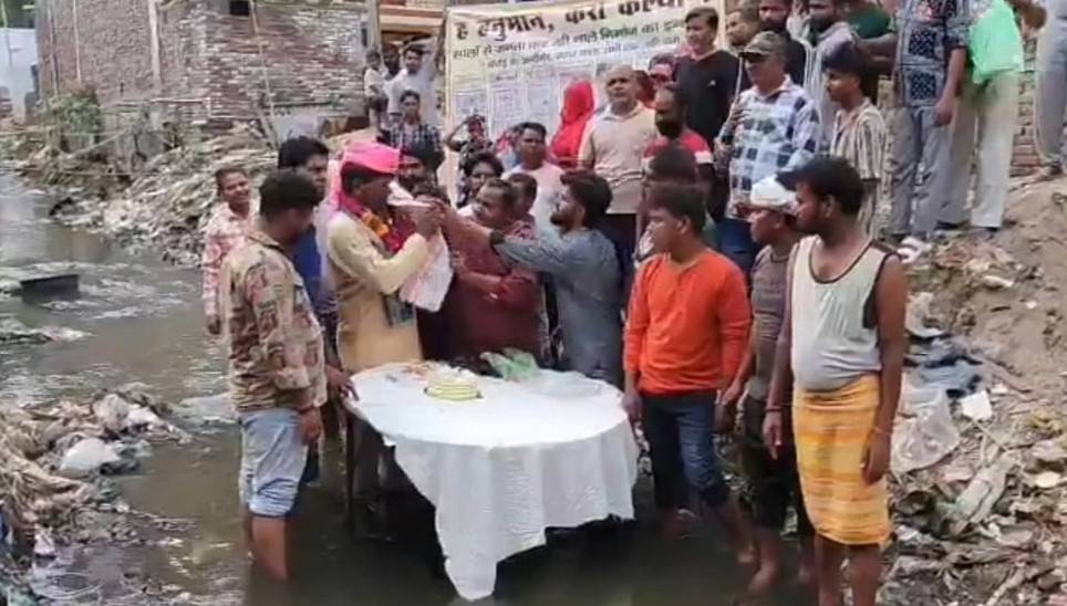 নর্দমার জলে জন্মদিনের কেক কাটলেন বিজেপি কাউন্সিলর 