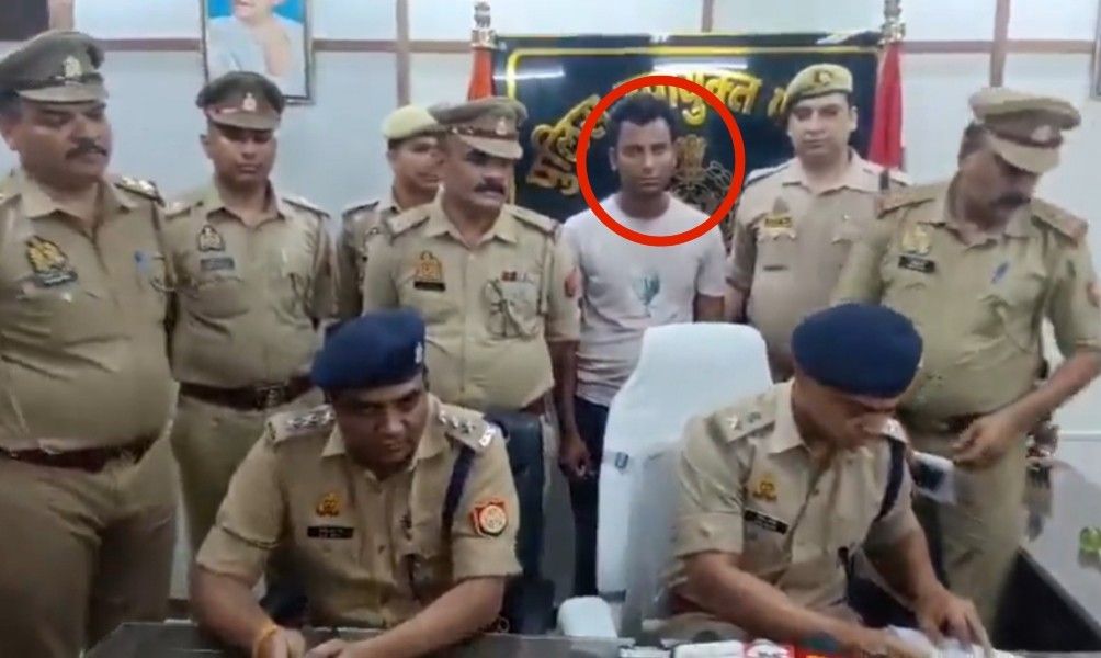 পথচারী মেয়েদের উপর রাসায়নিক ছুড়ত দিলশাদ, দগ্ধ হয় এক ছাত্রী : হাতেনাতে ধরল উত্তরপ্রদেশ পুলিশ 