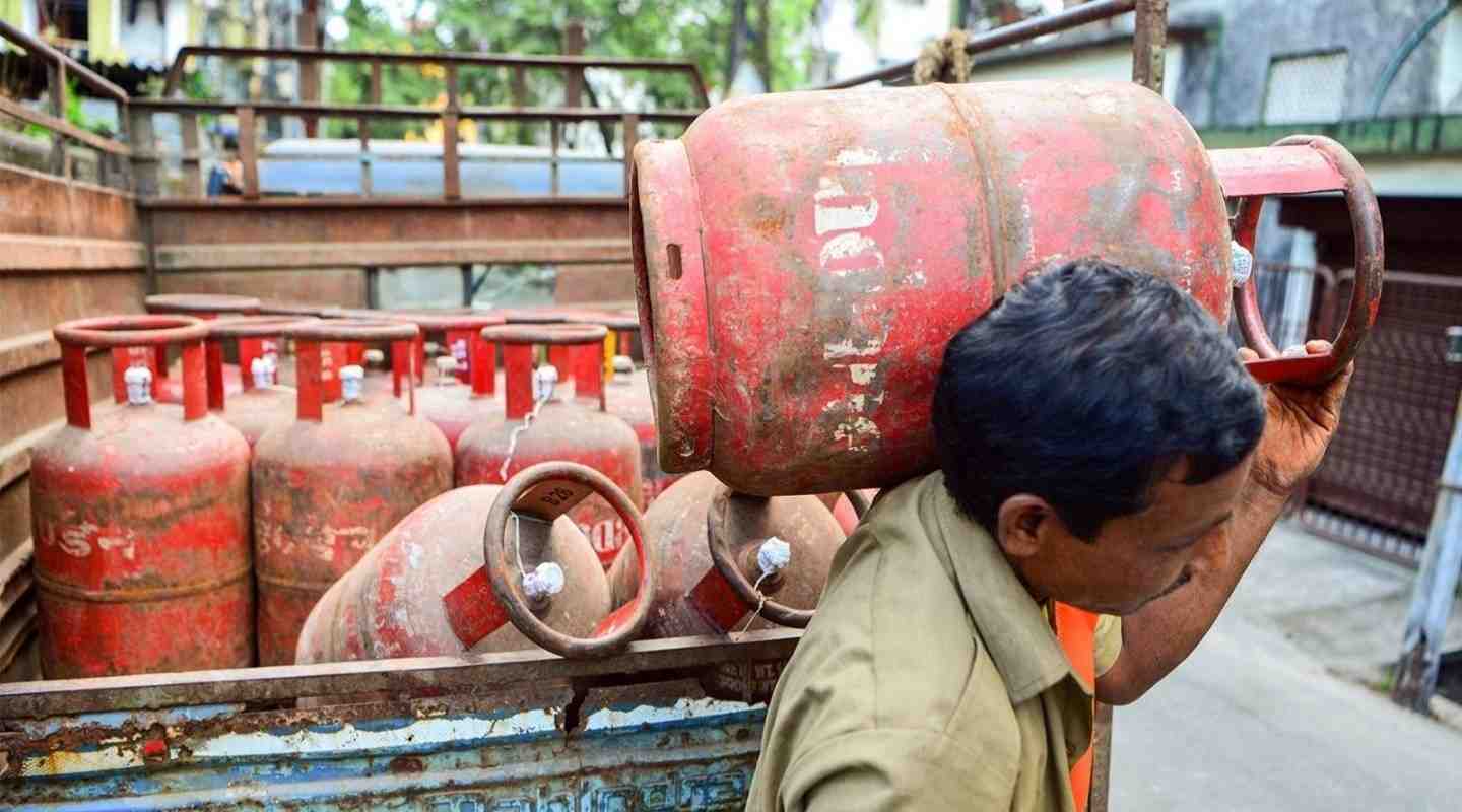 গার্হস্থ্য রান্নার গ্যাসের দাম সিলিন্ডার প্রতি ২৯ টাকা বেড়েছে