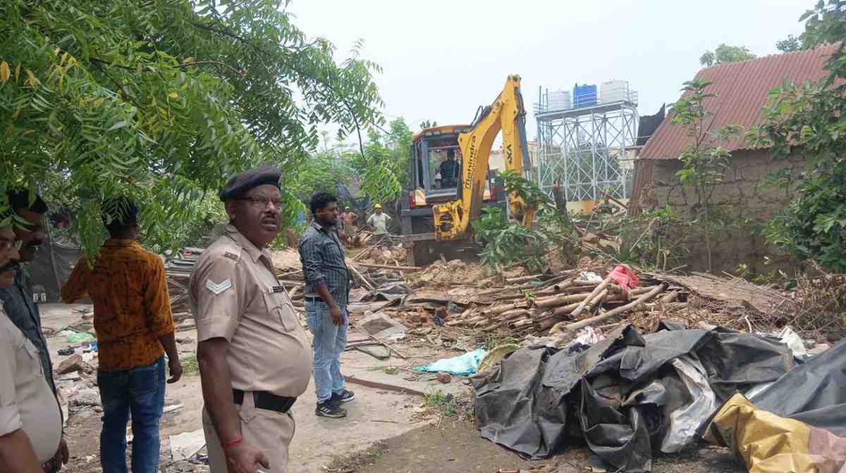 কাটোয়ায় রেলের জায়গা জবরদখল মুক্ত করতে বড়সড় বুলডোজার অভিযান চালালো কর্তৃপক্ষ  