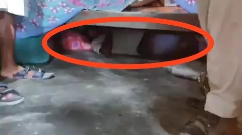 জনরোষের মুখে পড়ে খাটের তলায় ঢুকে পড়লেন তৃণমূল নেতা শহিদুল মিয়াঁ, আবাস যোজনায় ঘর পাইয়ে দেওয়ার নামে কাটমানি ফেরতের দাবি 