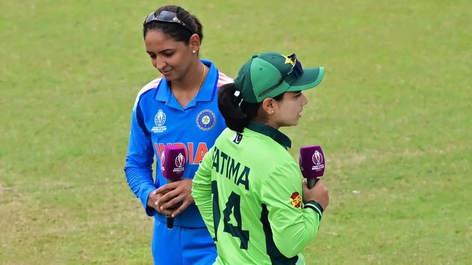 মহিলা বিশ্বকাপে টসের সময় পাকিস্তান অধিনায়কের সঙ্গে করমর্দন করলেন না ভারতের হারমানপ্রীত  