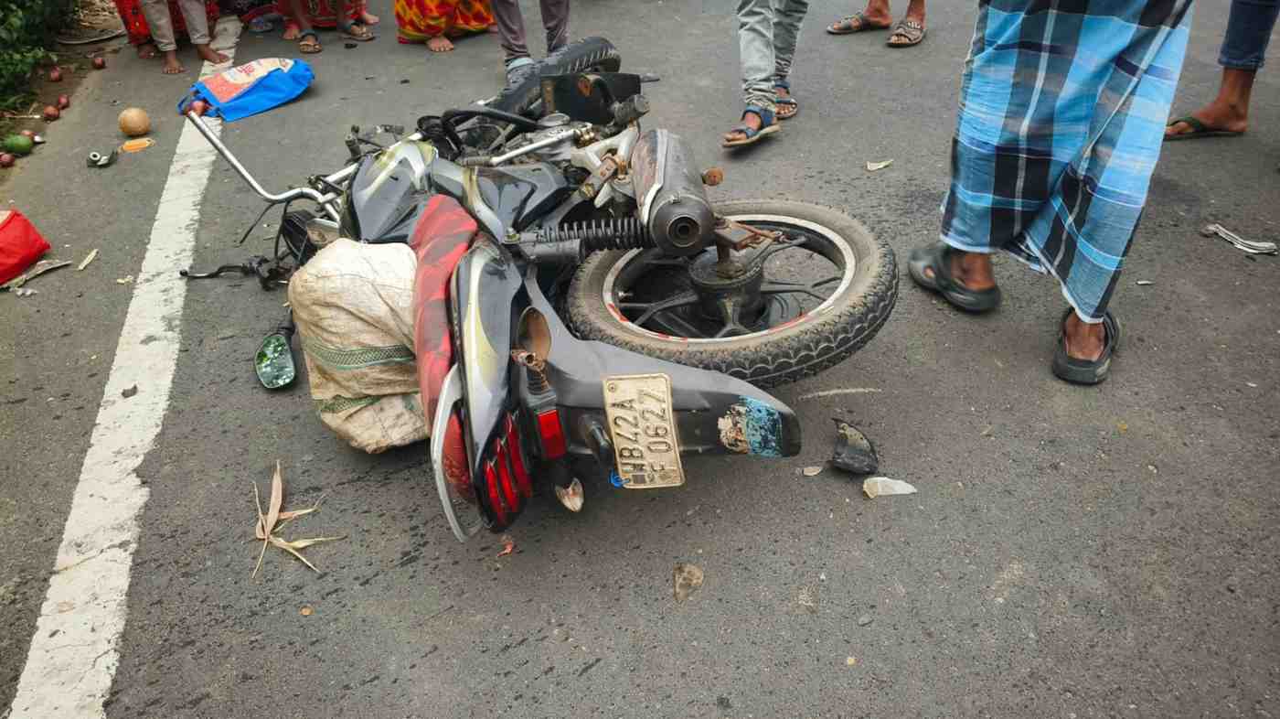 বাইক আরোহী দম্পতিকে পিষে দিয়ে পালালো মালবাহী গাড়ির চালক, পুলিশকে ঘিরে বিক্ষোভ
