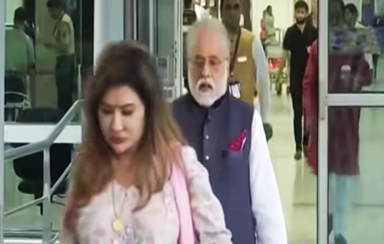 দু’নৌকায় পা দিয়ে রাখলেন তৃণমূল সাংসদ সুদীপ ব্যানার্জি ; নিজে নাম লেখালেন বিক্ষুব্ধ গোষ্ঠীতে, স্ত্রী নয়না এখনো মমতার দিকেই 