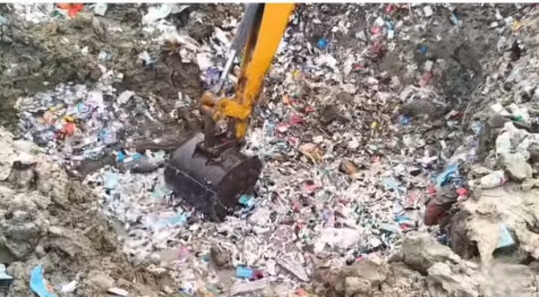 অভিষেক ব্যানার্জির ডায়মন্ড হারবার মডেল! মাটি খুঁতেই বের হচ্ছে রাশি রাশি ওষুধ 