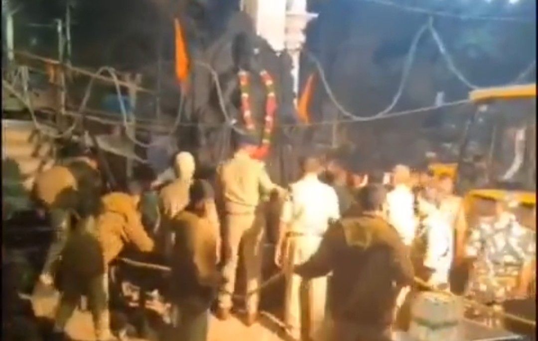 কংগ্রেস- শাসিত তেলেঙ্গানায় মধ্যরাতে অপসারণ করা হল ছত্রপতি শিবাজীর মূর্তি,  প্রতিবাদ করার জন্য বেশ কয়েকজনকে আটক 