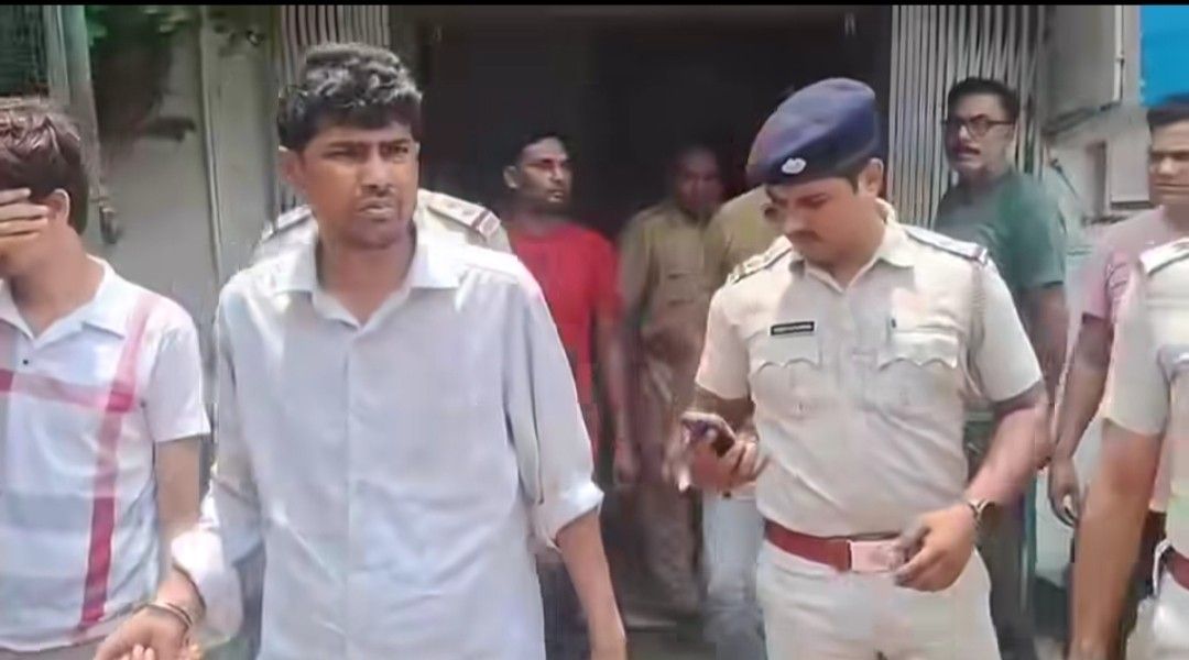 আবাস যোজনায় অনুদান পাইয়ে দেওয়ার নাম করে টাকা তোলার অভিযোগে গ্রেপ্তার ধুলিয়ান পৌরসভার তৃণমূল কাউন্সিলর সারিফ শেখ   