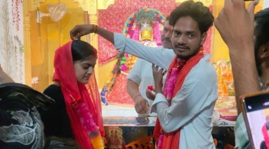 হিন্দু প্রেমিকের জন্য ‘হীরা’ থেকে  ‘হিমাংশী’ হয়ে সনাতন ধর্মে ফিরে এসে মন্দিরে বিবাহবন্ধনে আবদ্ধ হলেন : উত্তরপ্রদেশের বাদাউনের ঘটনা 