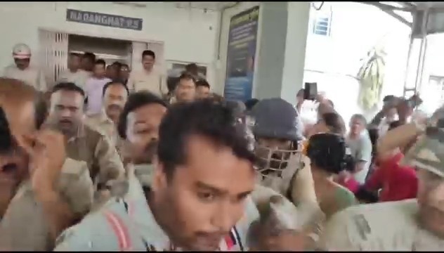 তোলাবাজির অভিযোগে প্রেপ্তার  পূর্বস্থলীর যুব তৃণমূল নেতার উপর ডিম ও জুতো হামলা, পরিস্থিতি সামাল দিতে হিমসিম খেতে হল পুলিশকে 