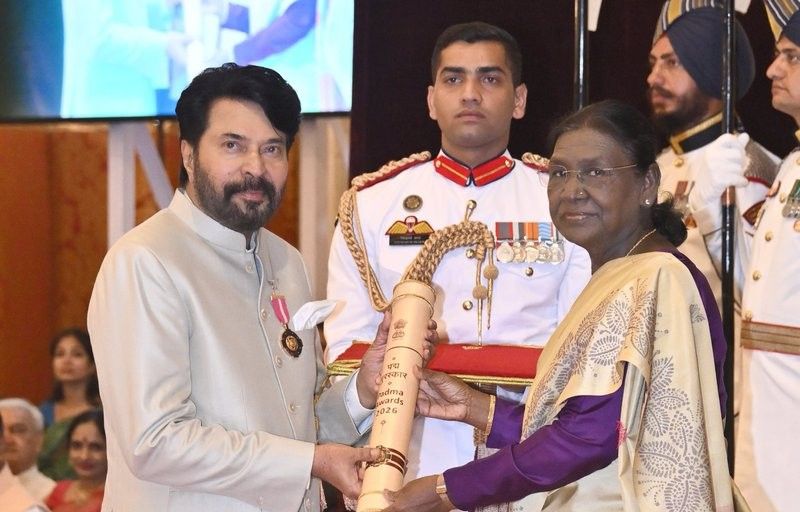 শিল্পক্ষেত্রে অসামান্য অবদানের জন্য প্রবীণ মালয়ালম অভিনেতা মামুটিকে পদ্মভূষণ সম্মানে ভূষিত করলেন রাষ্ট্রপতি দ্রৌপদী মুর্মু 