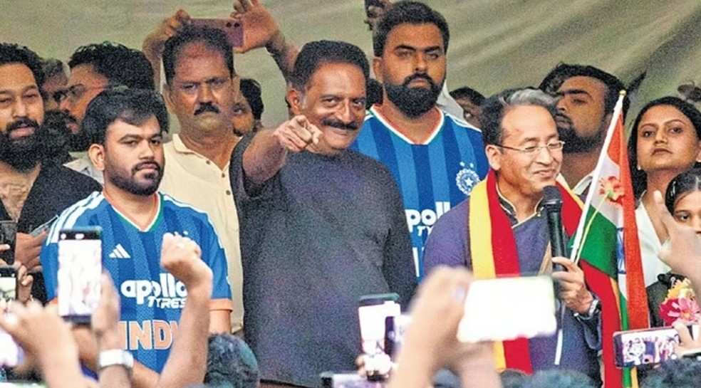 আরশোলা জনতা পার্টির ব্যানারে কথিত “স্বাধীনতার” জন্য লড়বেন ‘হিন্দু বিদ্বেষী’ বিতর্কিত অভিনেতা প্রকাশ রাজ 