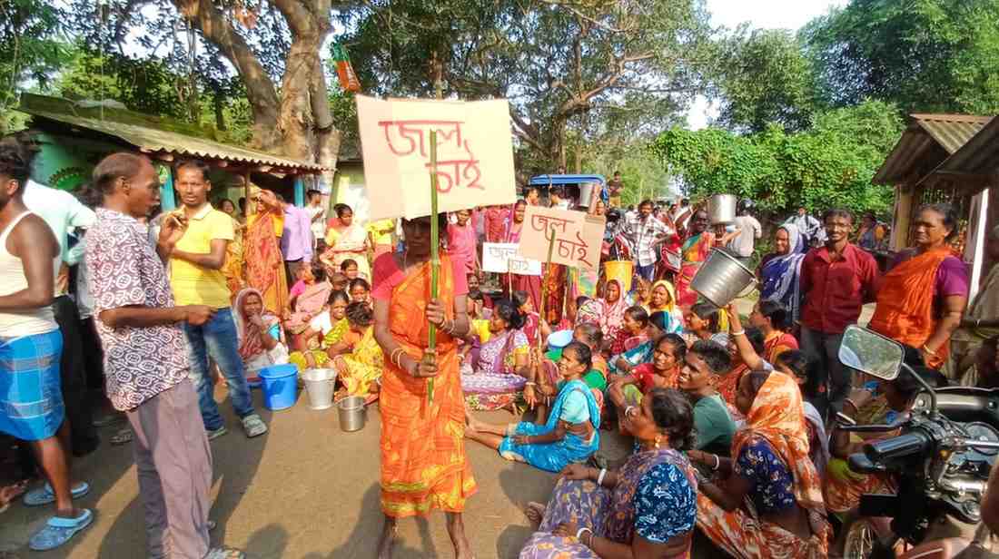ভাতারে পানীয় জলের দাবিতে পথ অবরোধ, পাশের গ্রামের বিরুদ্ধে ইচ্ছাকৃত জল সরবরাহ ব্যাহত করার অভিযোগ, চাঞ্চল্য এলাকায়
