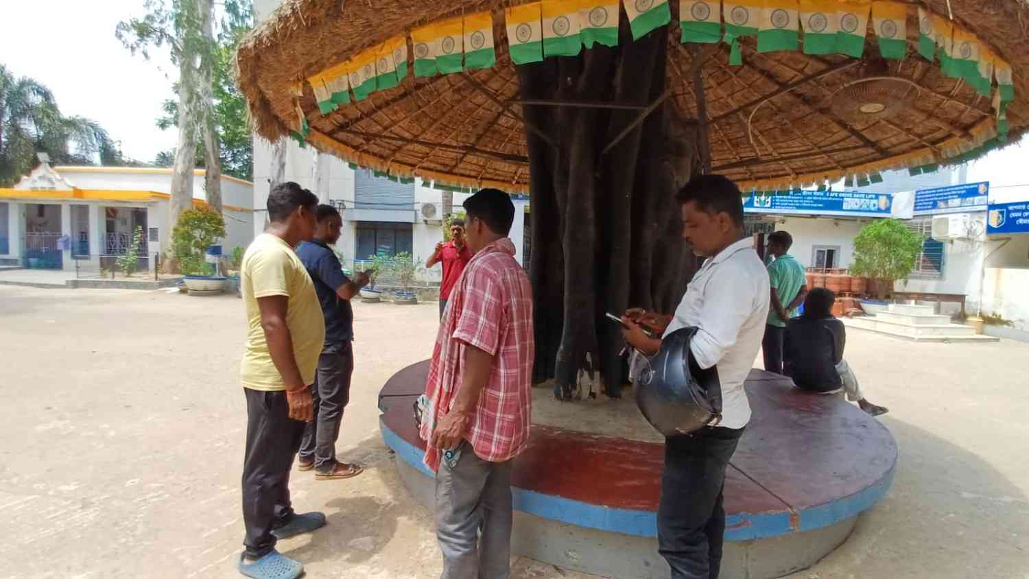 বাপের বাড়ি থেকে ফিরতে অস্বীকার করেন স্ত্রী, তিন দিন পর ফিরে এসে দেখেন ঘরে ঝুলছে স্বামীর অর্ধগলিত দেহ 