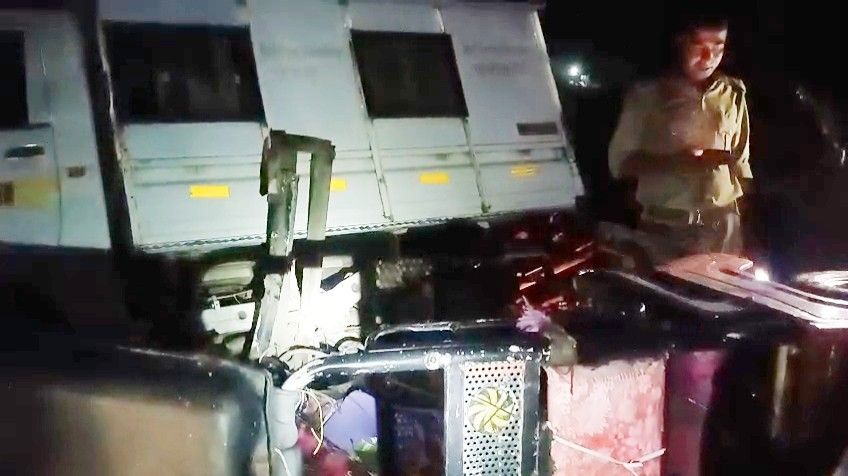 ভাতারে বিদ্যুৎ অফিসের গাড়ি ও  টোটোর মুখোমুখি সংঘর্ষ, গুরুতর আহত টোটো চালকসহ ২ 