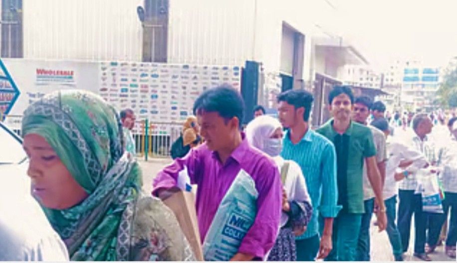 ভারতে পর্যটন ভিসা চালু হতেই  বাংলাদেশের ভিসা আবেদন কেন্দ্রগুলিতে মানুষের ঢল