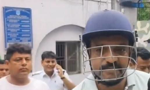 পাথর পাচার মামলায় গ্রেপ্তার বারাবনির তৃণমূল নেতা ভোলা সিং, ডিম থেরাপির ভয়ে হেলমেট পরিয়ে আনা হল আদালতে 