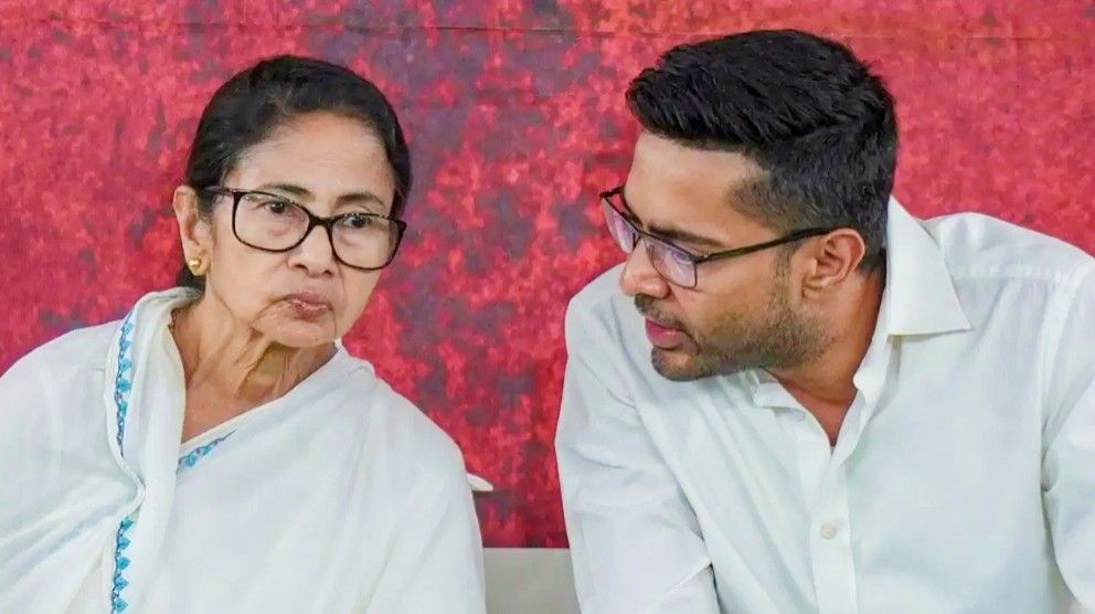 মমতা ব্যানার্জীকে চেয়ারম্যান পদ থেকে সরিয়ে দিল তৃণমূলের বিদ্রোহী গোষ্ঠী ; সাধারণ সম্পাদক পদ থেকে বরখাস্ত করা হয়েছে অভিষেক ব্যানার্জীকে