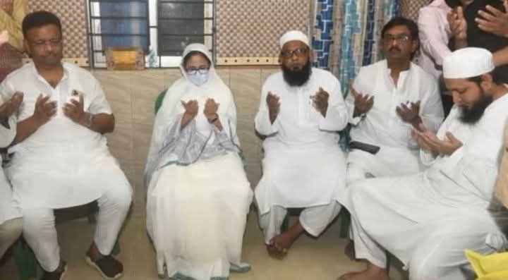 মুসলিম বিধায়করাও আজ সরে  গেছে মমতা ব্যানার্জির পাশ থেকে 