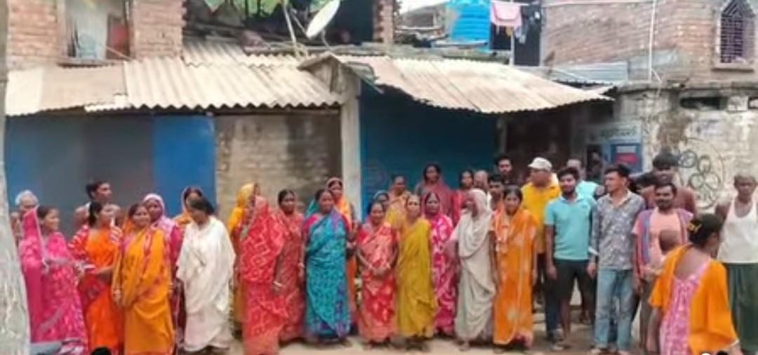 কাটমানি ফেরতের দাবীতে তৃণমূল নেতার বাড়ি সামনে মহিলাদের তুমুল বিক্ষোভ 