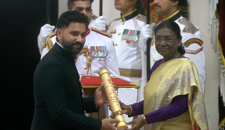 হিটম্যান রোহিত শর্মাকে মর্যাদাপূর্ণ ‘পদ্মশ্রী’ পুরস্কারে ভূষিত করা হল