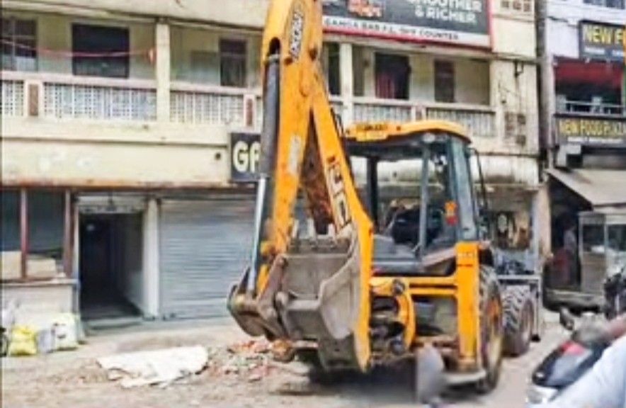 শিলিগুড়িতে অবৈধভাবে নির্মিত তিন তলা হোটেলে চললো বুলডোজার 
