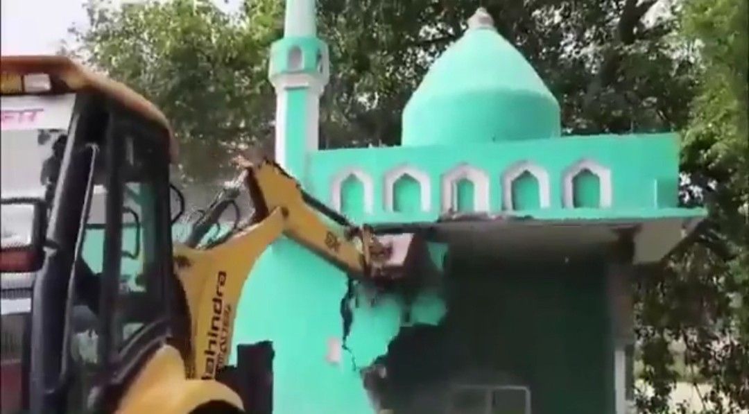 আদালতের নির্দেশে সম্ভলের খেদেশ্বর মহাদেব মন্দিরের কাছে ৫০০ বছরের পুরনো অবৈধ মাজার ভেঙে দিল প্রশাসন 