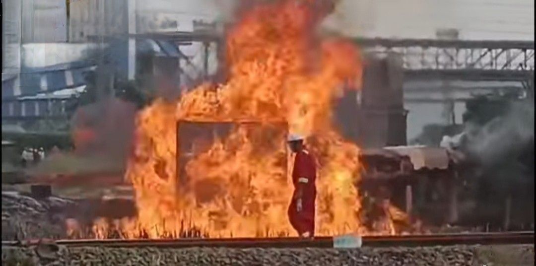 বজ্রপাতের সাথে সাথেই ভয়াবহ আগুন লেগে গেলো হলদিয়া পেট্রোকেমিক্যালসে, অগ্নিদগ্ধ অন্তত ৩৫ জন শ্রমিক,গুরুতর বেশ কয়েকজন 