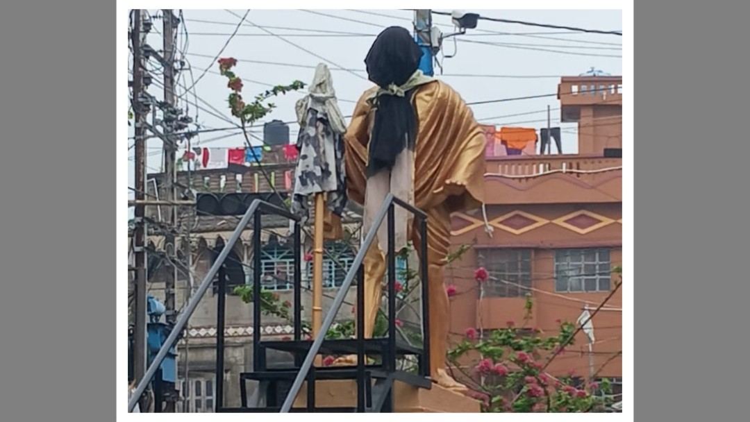কালো কাপড়ে ঢেকে দেওয়া হল গান্ধীর মুর্তির মুখ, হাতের ডান্ডায় জড়ানো হল নোংরা কাপড়, চাঞ্চল্য কাটোয়ায়  
