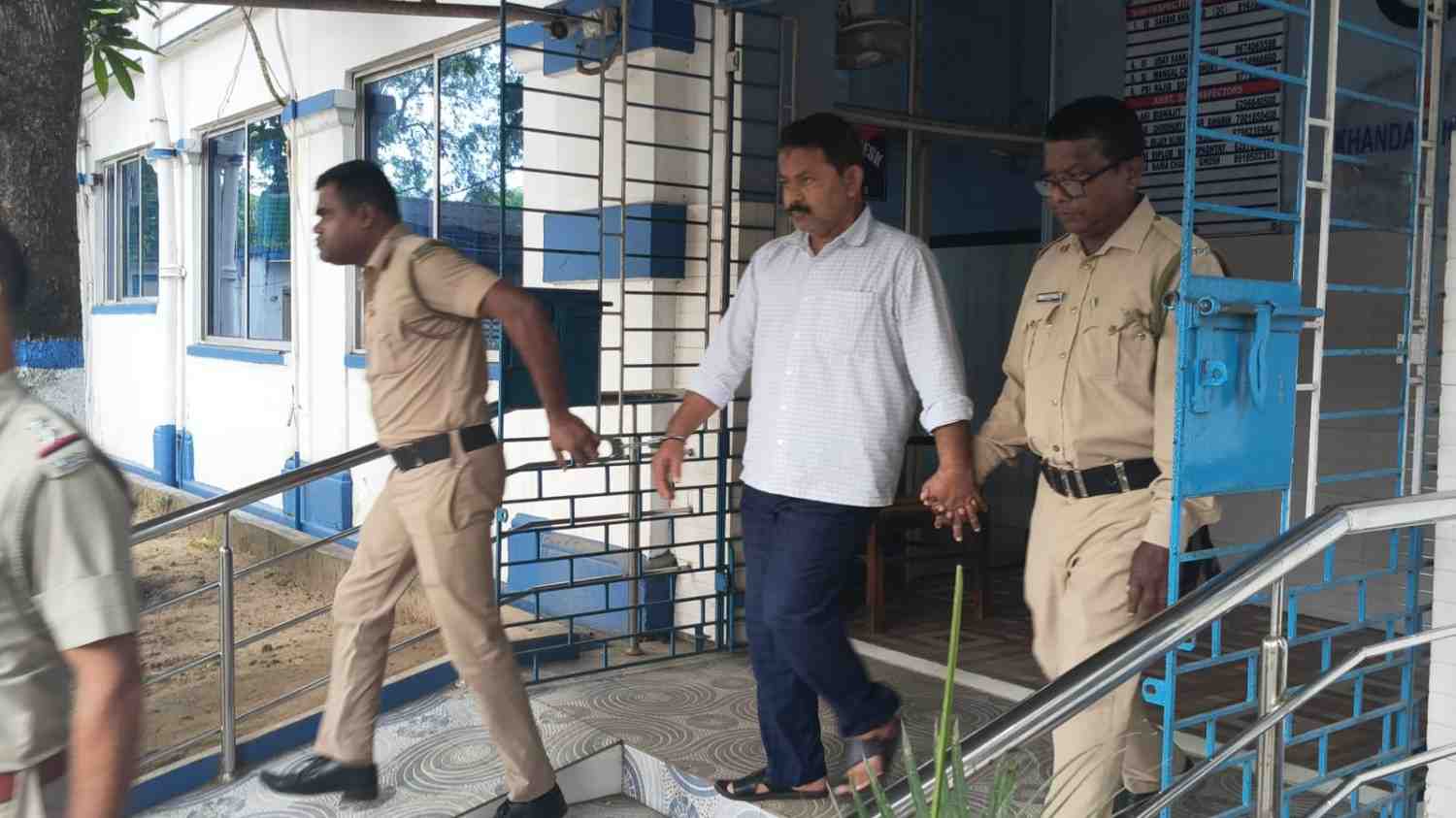তোলাবাজি ও মারধরের অভিযোগে গ্রেপ্তার পূর্ব বর্ধমান জেলাপরিষদের অধ্যক্ষ অপার্থিব ইসলাম 