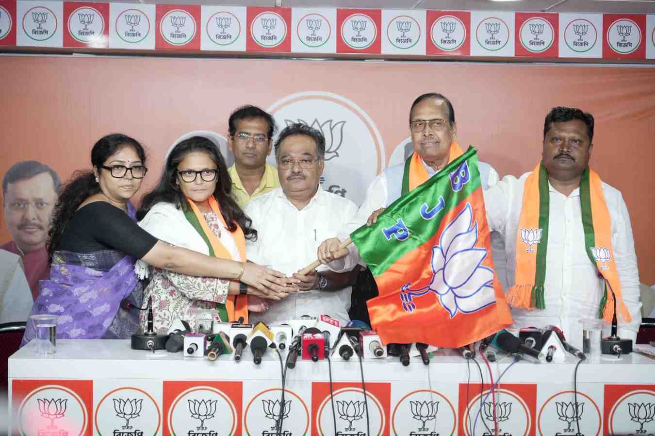 যে শমীক ভট্টাচার্য তৃণমূলীদের যোগদান করানো ‘দল বিরোধী কাজ’ বলে ঘোষণা করেছিলেন, তার হাত ধরেই ৩ ‘ভালো তৃণমূলের’ বিজেপিতে যোগদান ; উঠছে প্রশ্ন 