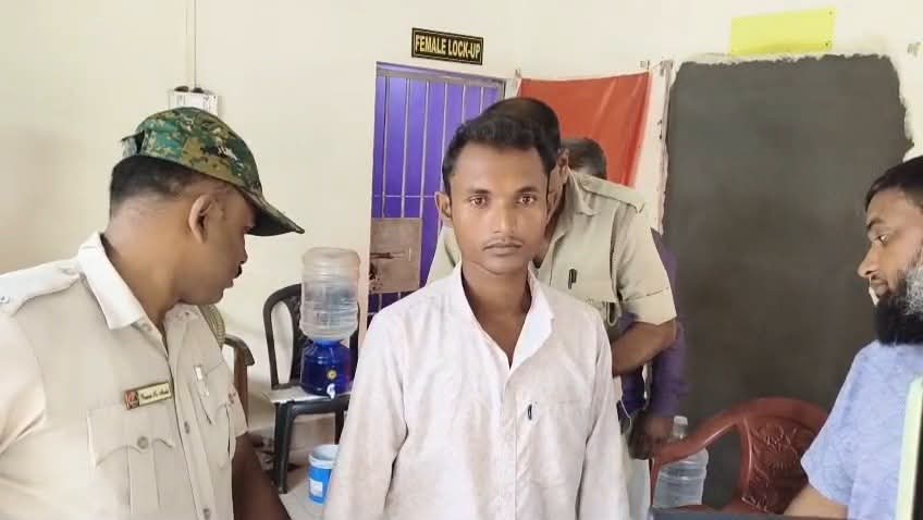 রঘুনাথগঞ্জে একজোড়া মোষ সহ পাকড়াও বাংলাদেশি পাচারকারী