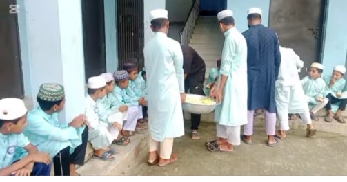 মলত্যাগের সময় রক্তপাত হচ্ছিল ৮ বছরের শিশুর, অর্শ ভেবে চিকিৎসা করাতে নিয়ে গিয়ে প্রকাশ্যে এল সমকামী মাদ্রাসা শিক্ষক ও ৩ ছাত্রের কুকীর্তি 