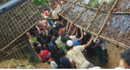 পাহাড়ধসে পড়ল কক্সবাজারের রোহিঙ্গা ক্যাম্পের মাদ্রাসার উপর, এখনো পর্যন্ত ৮ টি লাশ উদ্ধার 