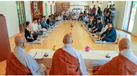 জন্মহার বাড়াতে ব্যাতিক্রমি উদ্যোগ নিল দক্ষিণ কোরিয়ায় বৌদ্ধ মঠ কর্তৃপক্ষ : মঠে আয়োজন করা হল “প্রেমের আসর”