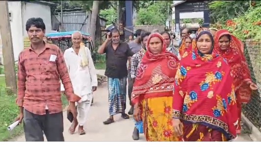 বিল বকেয়া থাকায় সংযোগ বিচ্ছিন্ন করে দিয়েছে বিদ্যুৎ দপ্তর, তীব্র পানীয় জলের সঙ্কটে ভুগছে মন্তেশ্বরের তৈয়বপুর গ্রামের বাসিন্দারা