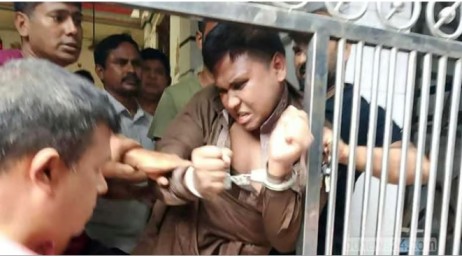 মন্দিরে পূজা চলাকালে পূজার  সামগ্রী লাথি মেরে ফেলে দিল মুসলিম যুবক, যথারীতি পাগল বলে চালানোর চেষ্টা করছে পরিবার 