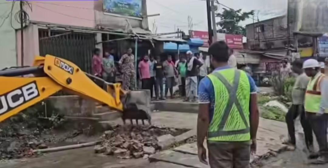 কালিয়াচকে জাতীয় সড়কের দু’ধারে বড়সড় জবদখল উচ্ছেদ অভিযান 