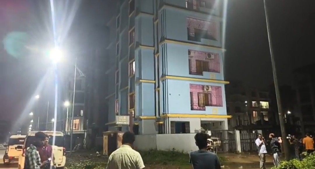 নিউটাউনের গেস্ট হাউসে টাকার ভান্ডারের হদিশ, ৬ টি ট্রলিতে ভর্তি করে সেই টাকা নিয়ে গেল পুলিশ 