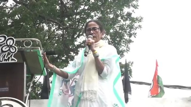 “দিল্লি হলে টলমল, এরা হবে ঢলঢল” : “শহীদ স্মরণ” সমাবেশে বিজেপিকে নিশানা করতে নতুন শ্লোগান আমদানি করলেন মমতা ব্যানার্জি  