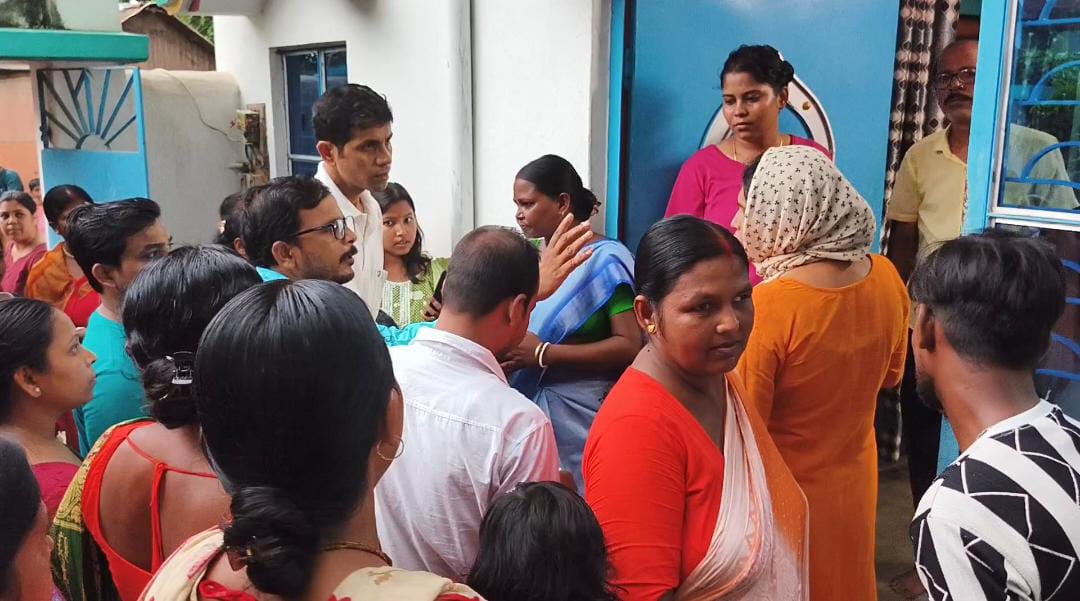 অন্নপূর্ণা ভাণ্ডার প্রকল্পে দুর্নীতির অভিযোগ, কাটোয়ায় তৃণমূলের জেলা পরিষদ সদস্যার বাড়িতে তুমুল বিক্ষোভ ; লিখিয়ে নেওয়া হল পদত্যাগপত্র 
