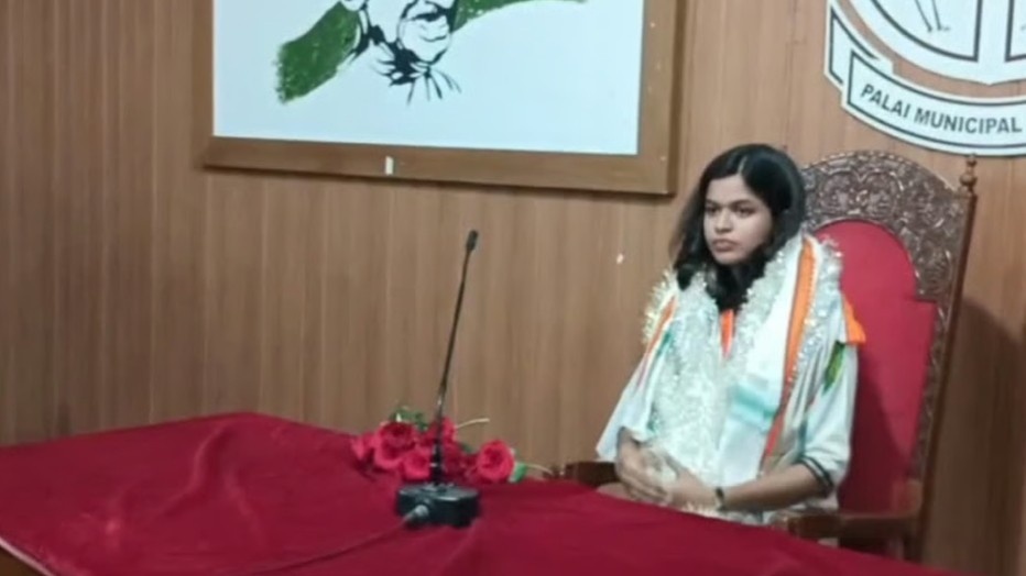 কেরালায় বড় ধাক্কা খেলো কংগ্রেসে : অনাস্থা প্রস্তাবে ক্ষমতা হারালেন দেশের সর্বকনিষ্ঠ পৌরসভা স্পিকার 