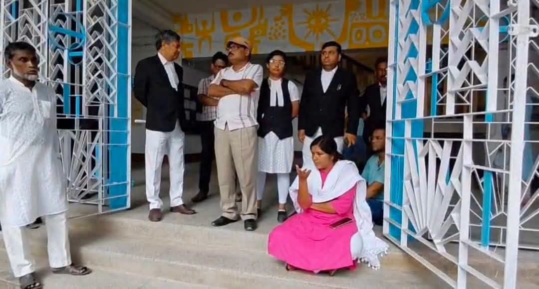 মৃত দলীয় কর্মী মন্টু মিঞার বাড়ি যাওয়ার পথে “ডিম থেরাপি”র মুখে পড়তে হল সিপিএমের মীনাক্ষী মুখার্জিকে 